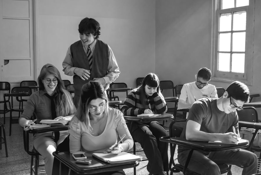 Formador com adultos numa sala de formação